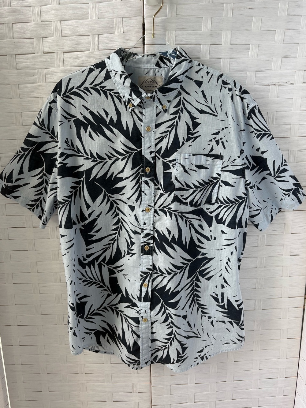 St. John's Bay Men’s XL Short-Sleeve Button-Up with Blue Navy Leaf Print Cruise
